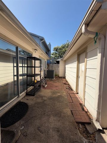 6373 S Briar Bayou Drive, Houston, TX 77072
