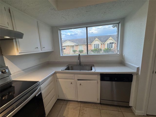 6373 S Briar Bayou Drive, Houston, TX 77072