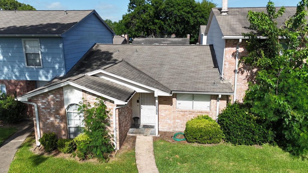 6373 S Briar Bayou Drive, Houston, TX 77072