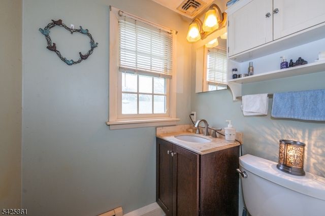 31 Iroquois Trl, Denville Twp., NJ 07834