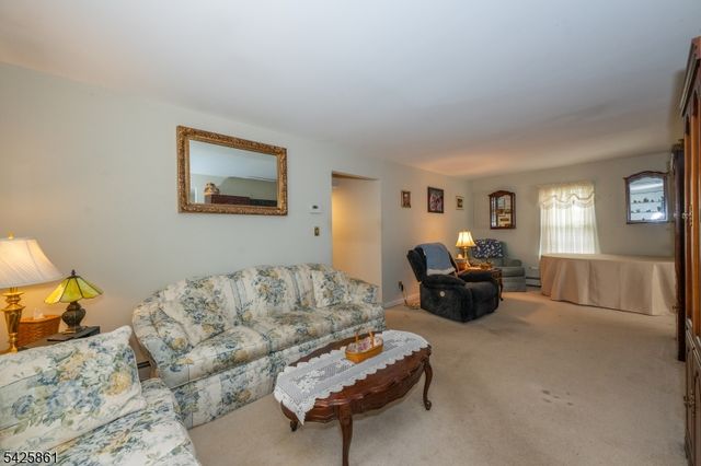 31 Iroquois Trl, Denville Twp., NJ 07834