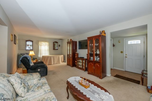 31 Iroquois Trl, Denville Twp., NJ 07834