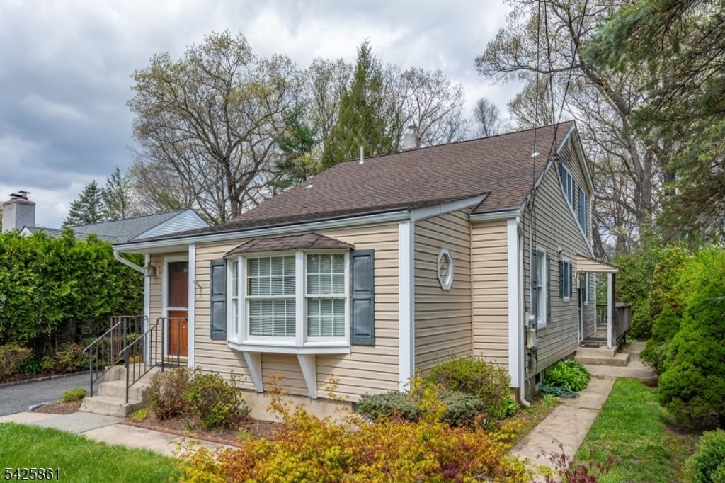 31 Iroquois Trl, Denville Twp., NJ 07834