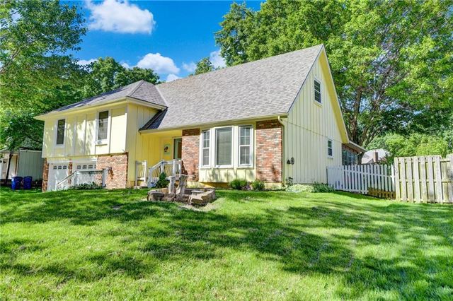 10434 Bradshaw Street, Lenexa, KS 66215