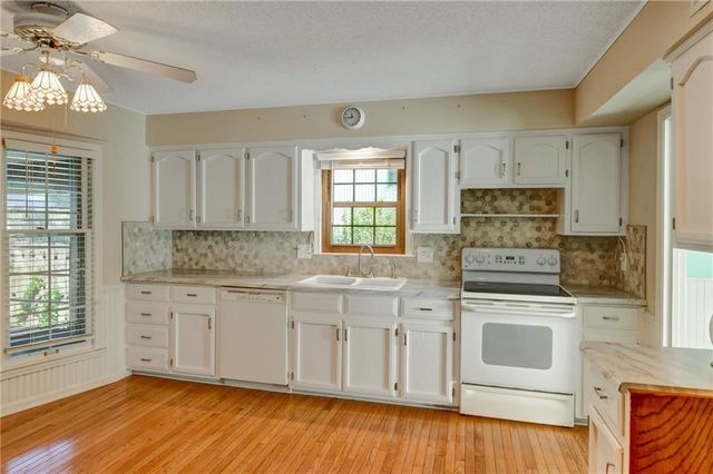 10434 Bradshaw Street, Lenexa, KS 66215