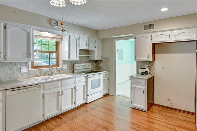 10434 Bradshaw Street, Lenexa, KS 66215