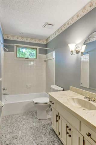 10434 Bradshaw Street, Lenexa, KS 66215