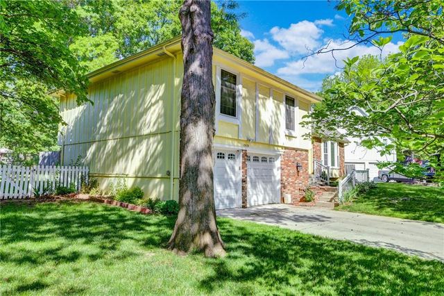 10434 Bradshaw Street, Lenexa, KS 66215
