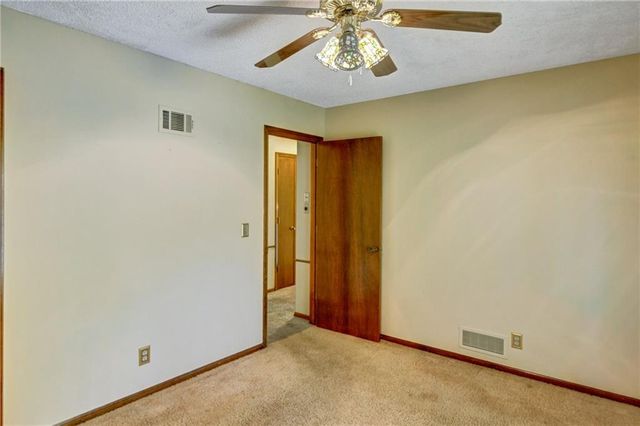 10434 Bradshaw Street, Lenexa, KS 66215