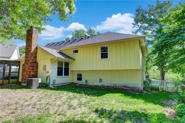 10434 Bradshaw Street, Lenexa, KS 66215
