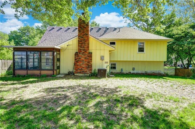 10434 Bradshaw Street, Lenexa, KS 66215