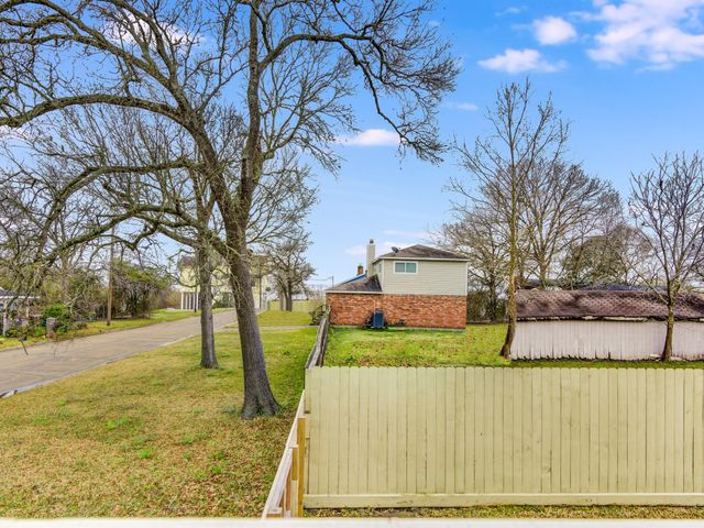 920 Oak Grove Street, La Porte, TX 77571