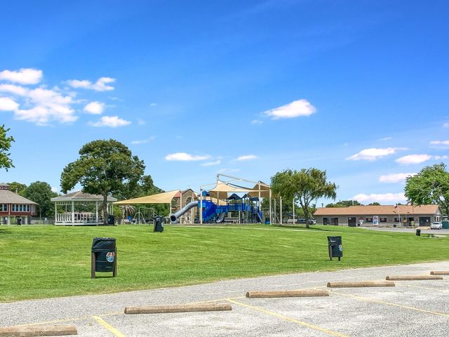 920 Oak Grove Street, La Porte, TX 77571