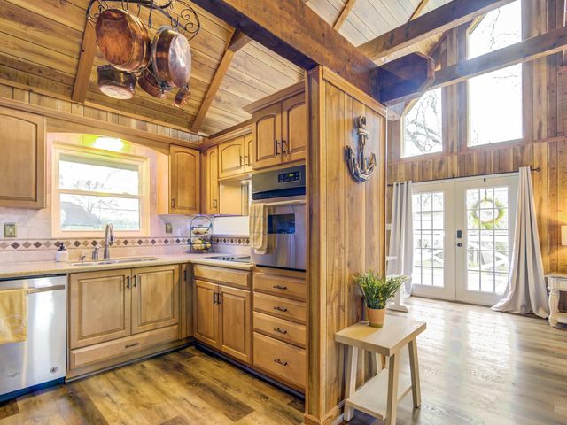 920 Oak Grove Street, La Porte, TX 77571