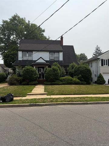 44 Muirfield Road, Rockville Centre, NY 11570
