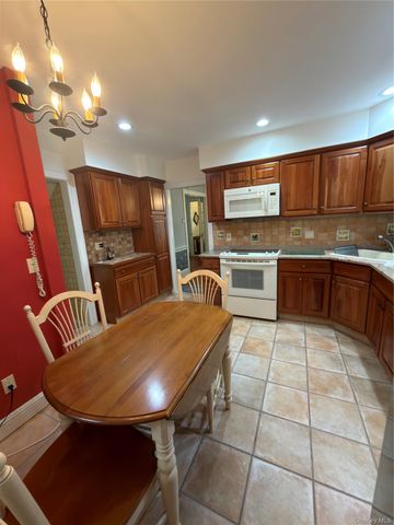 44 Muirfield Road, Rockville Centre, NY 11570