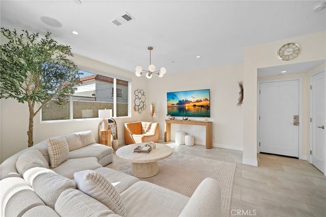 2573 Elden Avenue D, Costa Mesa, CA 92627