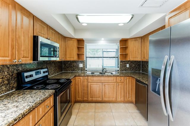 1430 W Sandpiper Cir, Pembroke Pines, FL 33026