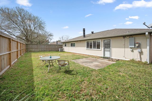 2327 Colonial Ridge Drive, Friendswood, TX 77546