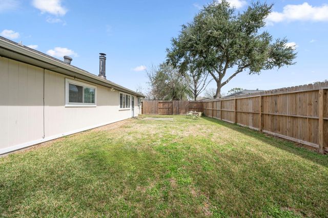 2327 Colonial Ridge Drive, Friendswood, TX 77546