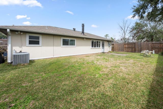 2327 Colonial Ridge Drive, Friendswood, TX 77546