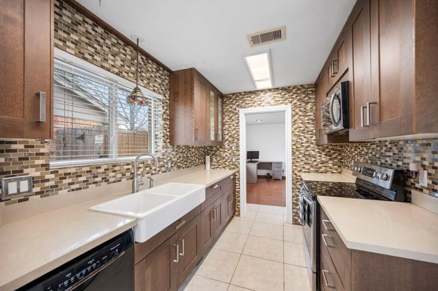 2327 Colonial Ridge Drive, Friendswood, TX 77546