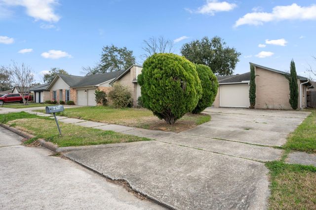 2327 Colonial Ridge Drive, Friendswood, TX 77546