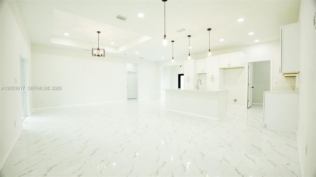 2524 LAKEVIEW DR, Lehigh Acres, FL 33936