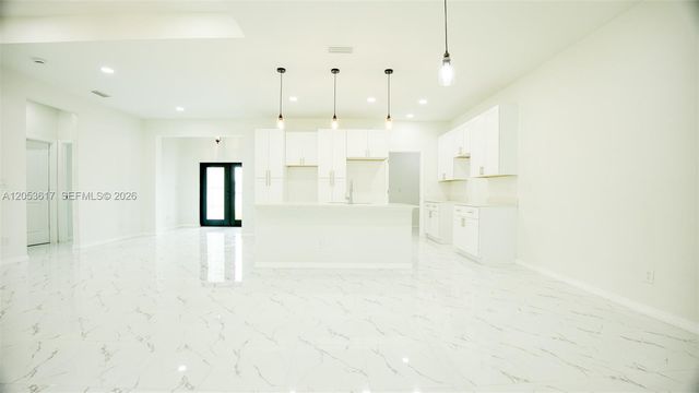 2524 LAKEVIEW DR, Lehigh Acres, FL 33936