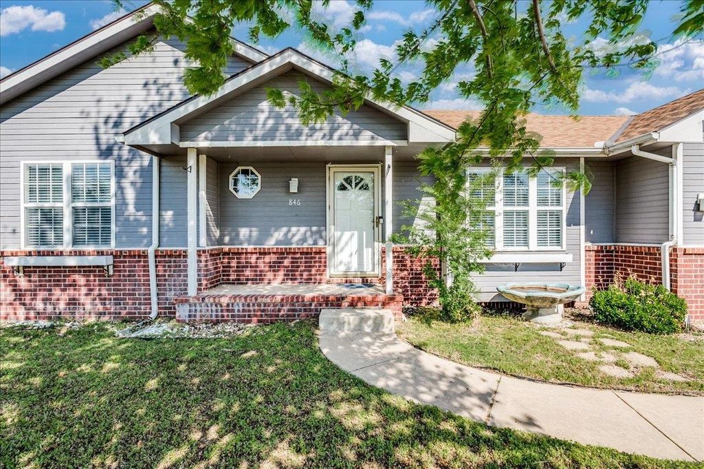 846 E Karla Ct, Haysville, KS 67060