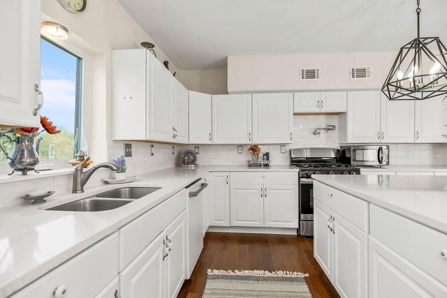21497 203rd Street, Tonganoxie, KS 66086
