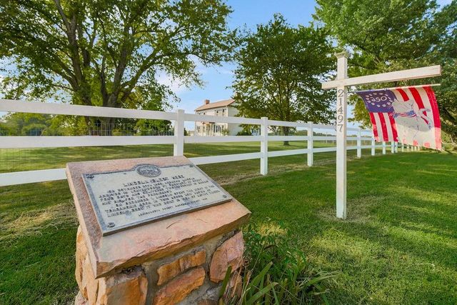 21497 203rd Street, Tonganoxie, KS 66086