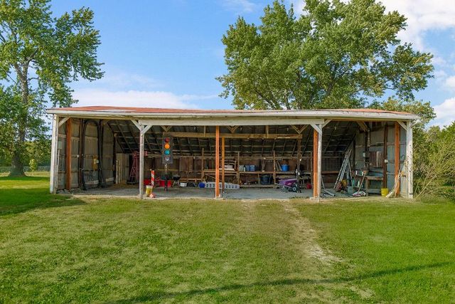 21497 203rd Street, Tonganoxie, KS 66086