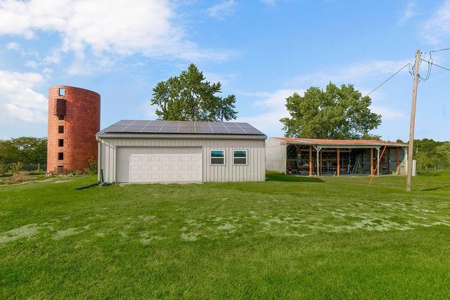 21497 203rd Street, Tonganoxie, KS 66086