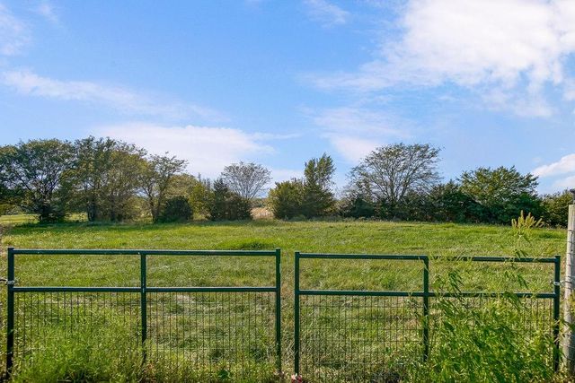 21497 203rd Street, Tonganoxie, KS 66086