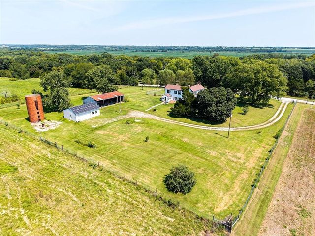 21497 203rd Street, Tonganoxie, KS 66086