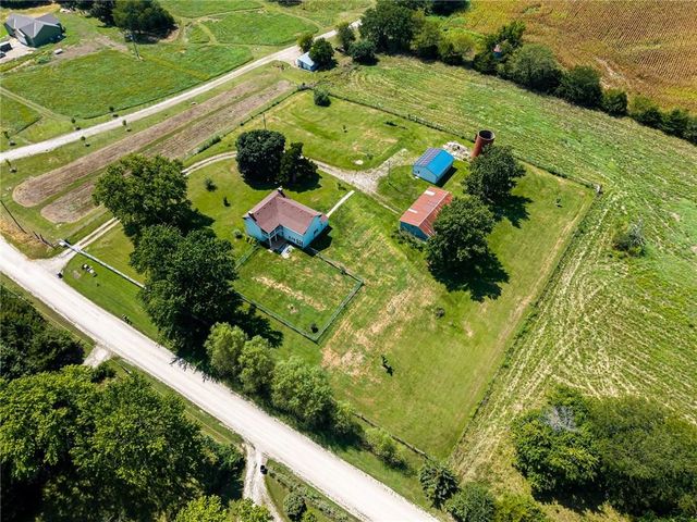 21497 203rd Street, Tonganoxie, KS 66086
