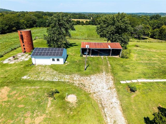 21497 203rd Street, Tonganoxie, KS 66086