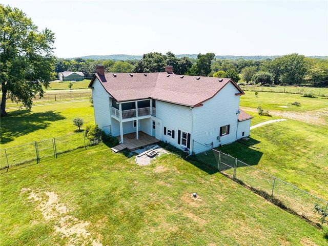 21497 203rd Street, Tonganoxie, KS 66086