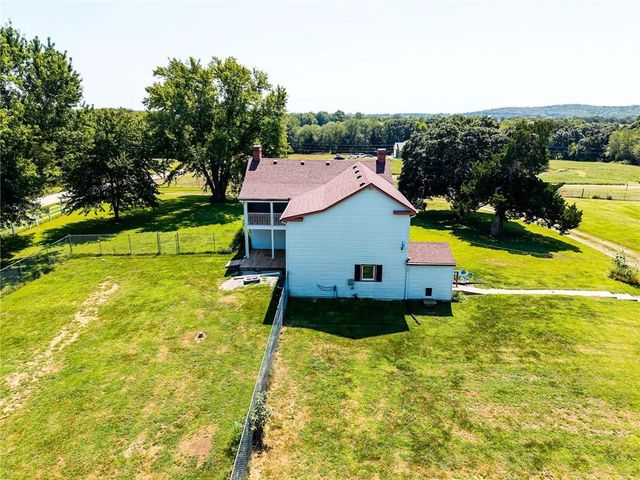 21497 203rd Street, Tonganoxie, KS 66086