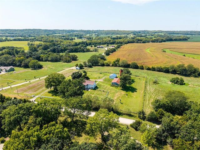 21497 203rd Street, Tonganoxie, KS 66086