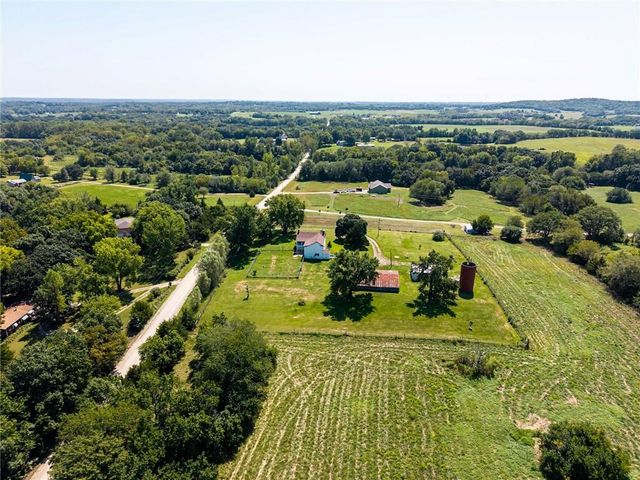 21497 203rd Street, Tonganoxie, KS 66086