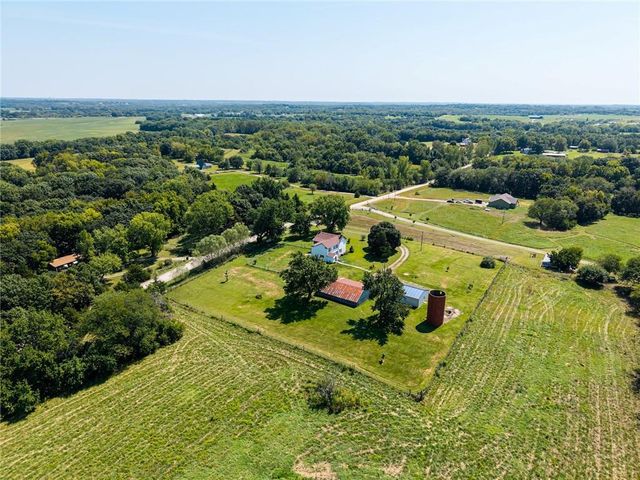 21497 203rd Street, Tonganoxie, KS 66086