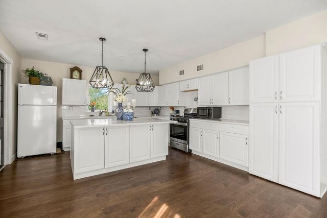 21497 203rd Street, Tonganoxie, KS 66086