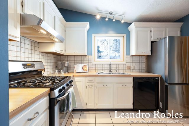 661 Twin Lakes Drive Ne, City Of Grand Rapids, MI 49525