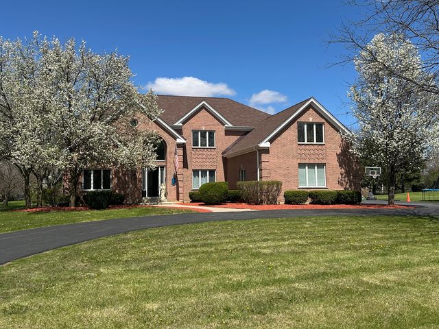 69 Falcon Drive, Hawthorn Woods, IL 60047