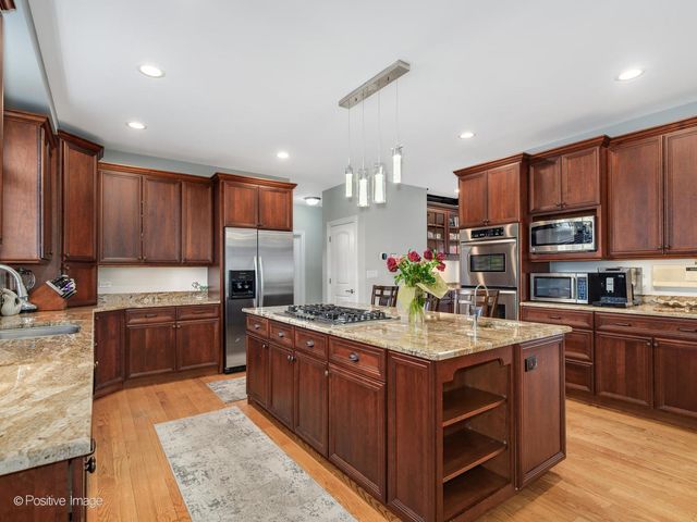 69 Falcon Drive, Hawthorn Woods, IL 60047