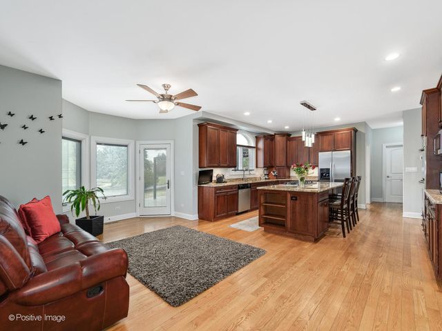 69 Falcon Drive, Hawthorn Woods, IL 60047
