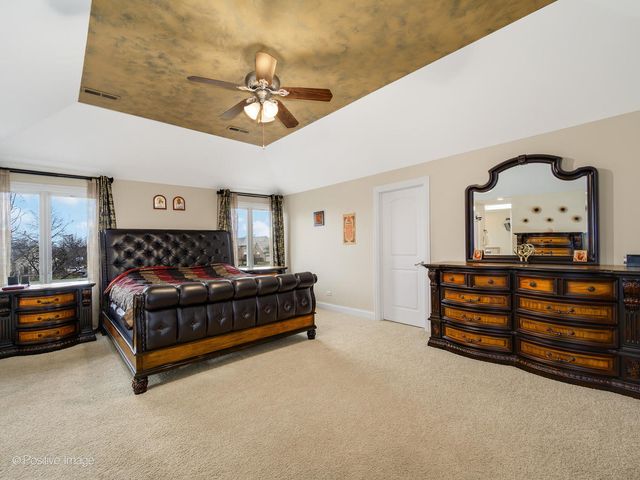69 Falcon Drive, Hawthorn Woods, IL 60047