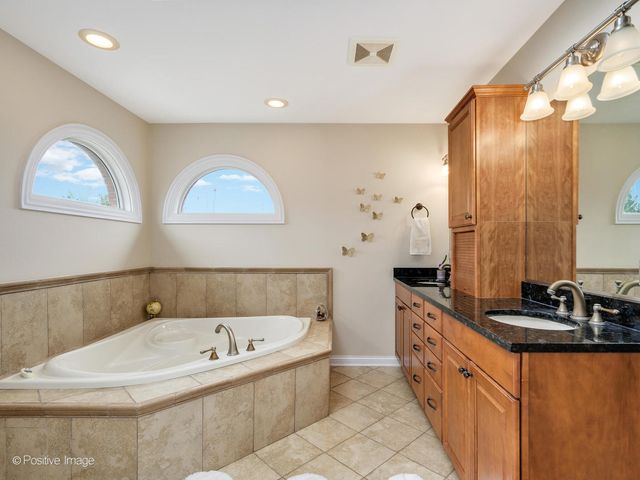 69 Falcon Drive, Hawthorn Woods, IL 60047
